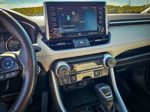 Used 2021 Toyota RAV4 XLE Premium image 23