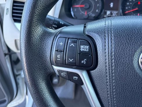 Used 2017 Toyota Sienna LE image 28
