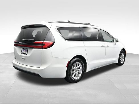 Used 2022 Chrysler Pacifica Touring-L FWD image 5