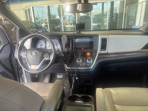 Used 2017 Toyota Sienna Limited Premium FWD image 3