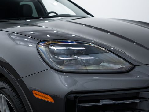 Certified 2025 Porsche Cayenne image 11