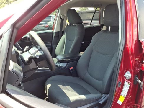 Used 2019 Toyota RAV4 LE FWD image 2