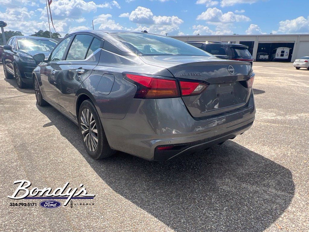 Used 2025 Nissan Altima 2.5 SV FWD image 2