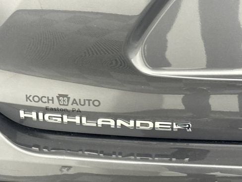 Used 2022 Toyota Highlander LE AWD/4WD image 17