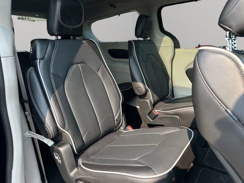 Used 2024 Chrysler Pacifica Limited AWD/4WD image 25