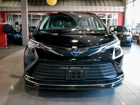 Used 2023 Toyota Sienna XLE image 2