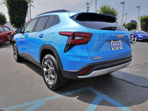 Used 2025 Chevrolet Trax LT w/ LT Convenience Package FWD image 7