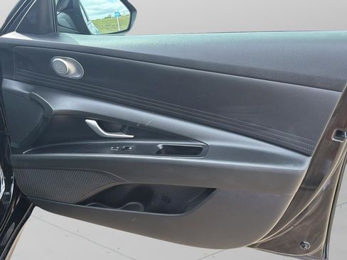 Used 2023 Hyundai Elantra SE FWD image 9