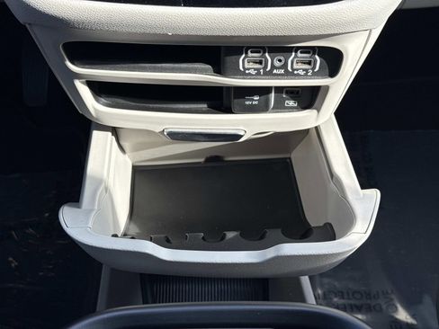 Used 2022 Chrysler Pacifica Touring-L image 12