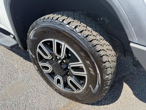 Used 2020 GMC Sierra 2500 AT4 w/ AT4 Premium Package AWD/4WD image 16