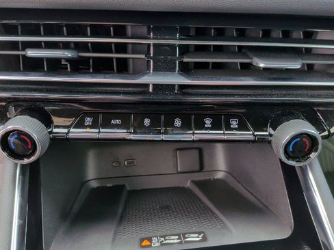 Used 2025 Chevrolet Traverse LT w/ Driver Confidence Package image 28