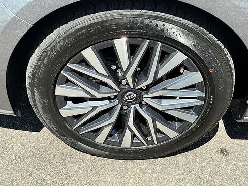 Used 2024 Nissan Altima 2.5 SV FWD image 9