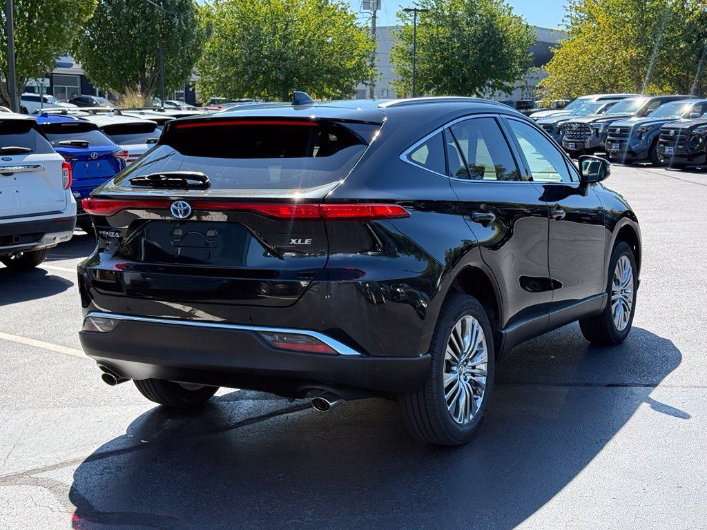 Certified 2023 Toyota Venza XLE AWD/4WD image 6