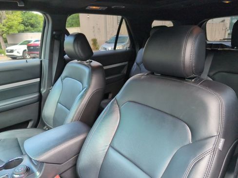 Used 2017 Ford Explorer XLT w/ Equipment Group 202A AWD/4WD image 12