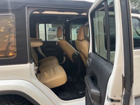Used 2018 Jeep Wrangler Unlimited Sahara image 32