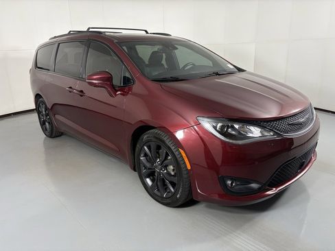 Used 2018 Chrysler Pacifica Limited w/ Advanced Safetytec Group image 2