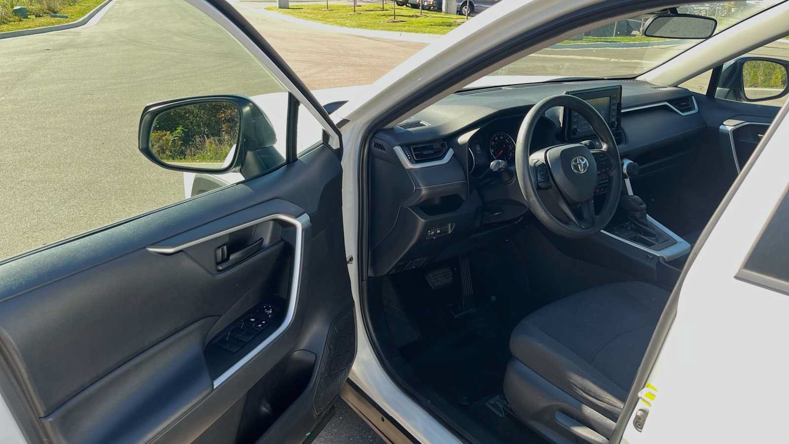 Used 2019 Toyota RAV4 LE FWD image 15