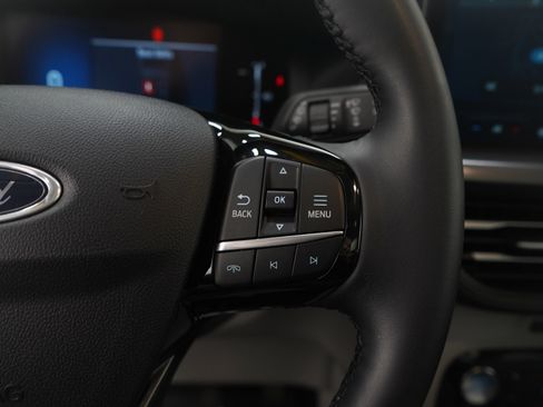 Used 2025 Ford Escape SE w/ Class II Trailer Tow Package image 27