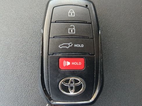 Used 2024 Toyota Highlander LE image 30