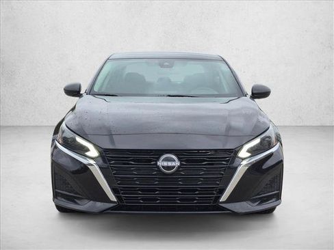 Used 2024 Nissan Altima 2.5 SV FWD image 2
