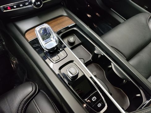 Used 2023 Volvo XC60 B5 Ultimate image 16