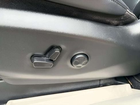 Used 2023 Chrysler Pacifica Touring-L FWD image 14