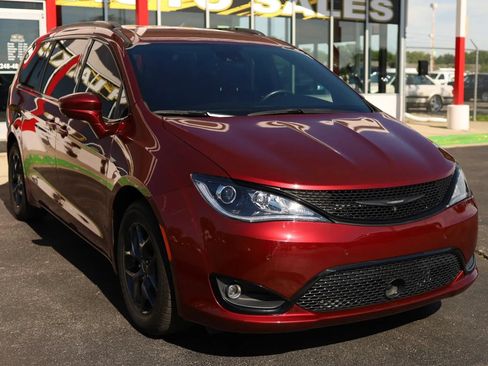 Used 2019 Chrysler Pacifica Touring-L w/ Advanced Safetytec Group FWD image 3