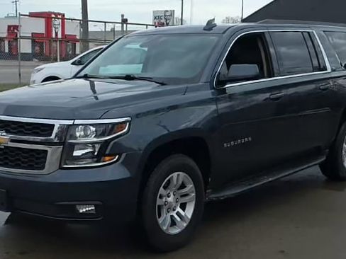 Used 2019 Chevrolet Suburban LT image 3