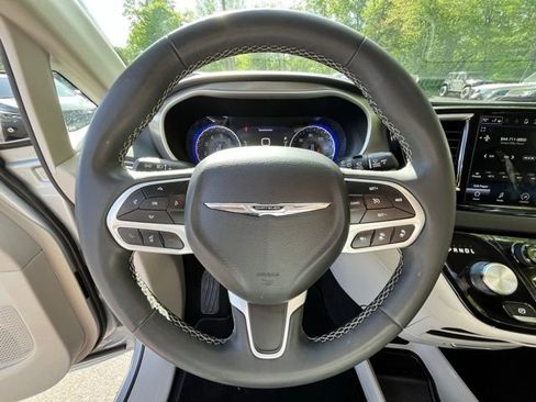Used 2023 Chrysler Pacifica Touring-L FWD image 31