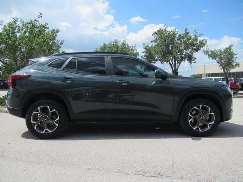 Used 2025 Chevrolet Trax LT w/ Driver Confidence Package FWD image 2