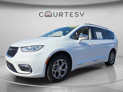 Used 2022 Chrysler Pacifica Limited w/ Uconnect Theater Family Group