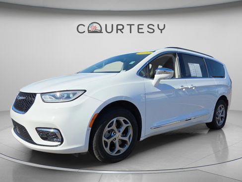 Certified 2022 Chrysler Pacifica Limited w/ Uconnect Theater Family Group image 1