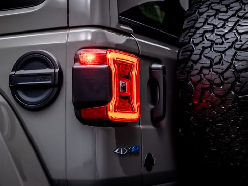 Used 2021 Jeep Wrangler Unlimited Sahara w/ Cold Weather Group AWD/4WD image 12