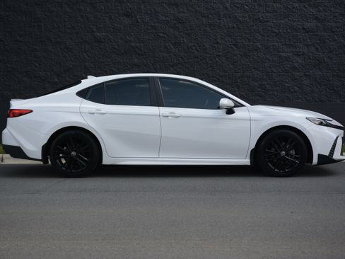 Used 2025 Toyota Camry SE FWD image 8