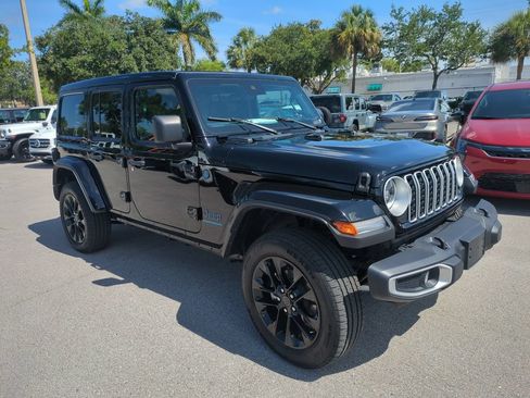 Used 2025 Jeep Wrangler Unlimited Sahara w/ Safety Group AWD/4WD image 2