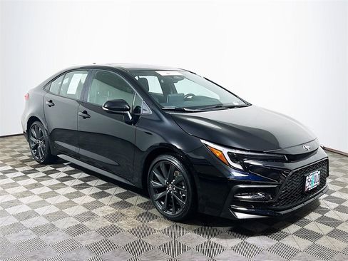 Used 2025 Toyota Corolla SE image 1