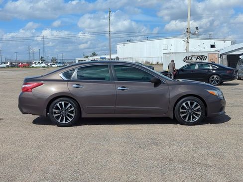 Used 2017 Nissan Altima 2.5 SV image 4