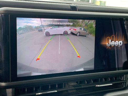 Used 2025 Jeep Wrangler Sahara image 17