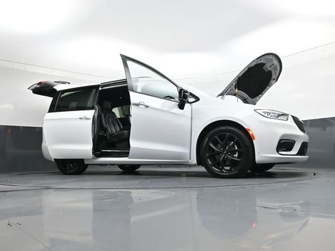 Used 2025 Chrysler Pacifica Limited image 48