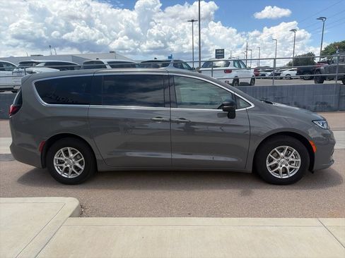 Used 2025 Chrysler Pacifica Select FWD image 4