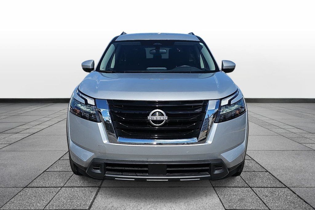 Used 2025 Nissan Pathfinder SV AWD/4WD image 2