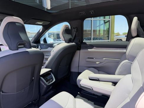 Used 2025 Volvo EX90 Plus AWD/4WD image 31