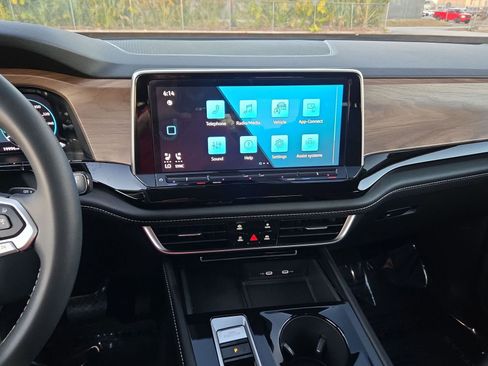 Used 2024 Volkswagen Atlas SE image 19