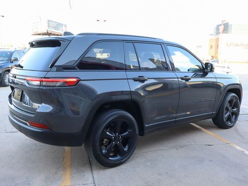 Used 2023 Jeep Grand Cherokee Altitude image 5