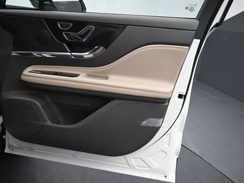 Used 2023 Lincoln Corsair AWD image 28