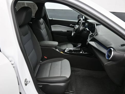 Used 2025 Chevrolet Trax LT w/ LT Convenience Package FWD image 24