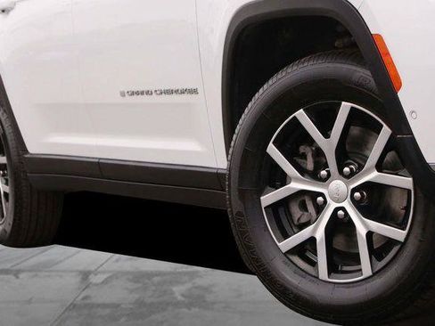 Used 2024 Jeep Grand Cherokee L Limited w/ Luxury Tech Group II image 3