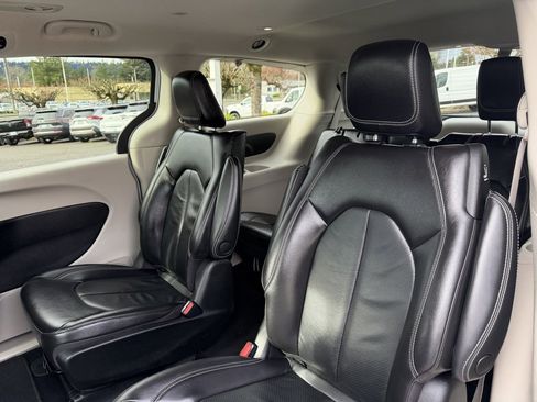 Used 2022 Chrysler Pacifica Touring-L image 30