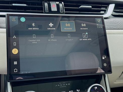 Used 2022 Jaguar XF SE image 11