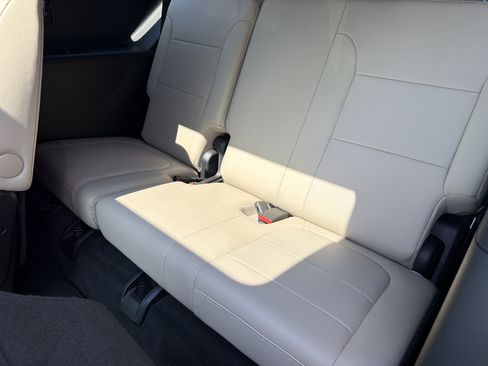 Used 2023 Chevrolet Traverse Premier FWD image 21